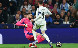Thủ môn Donnarumma ‘quên’ dùng tay, Man City nhận bàn thua khó tin trước Real Madrid