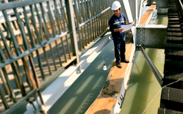 Kết cấu nhịp cầu Ghềnh bị sà lan va chạm không ổn định, hạn chế tàu lưu thông