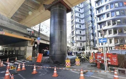 Ống thép khổng lồ 'trồi lên' giữa lòng đường Nhật Bản