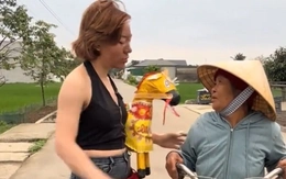 Cô gái giả làm 'thánh' xuống bắt người, gặp cụ bà xin theo vì đời quá khổ