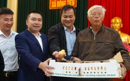 Trao 7.500 con gà giúp người dân bị ảnh hưởng bão lũ tái thiết cuộc sống