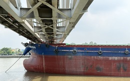 Kết cấu nhịp cầu Ghềnh bị sà lan va chạm không ổn định, hạn chế tàu lưu thông