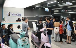 Giá xăng leo thang, khách Việt đổ xô chốt xe máy điện VinFast