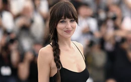 Cách phối đồ mùa hè đẹp như mỹ nhân 50 sắc thái Dakota Johnson