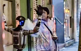 Robot hình người 'hù' bà cụ bị... nhập viện