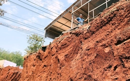 Vụ hạ cốt nền lấy đất khiến nhà dân cheo leo: Tỉnh Đồng Nai yêu cầu xin lỗi dân