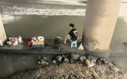 Chàng trai chán không buồn nói khi ngồi chữa lành bên dòng sông