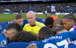Kỳ lạ: Trọng tài đứng giữa vòng hội ý của cầu thủ Chelsea