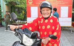 Cụ ông 101 tuổi ở Thủ Đức tự chạy xe máy đi bỏ phiếu lúc sáng sớm
