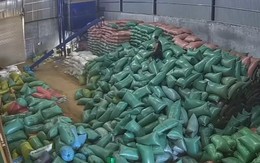 Thanh niên bất lực nhìn chồng hàng xếp ngay ngắn bị đổ xuống đất