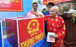 Cụ ông ở TP.HCM 101 tuổi vẫn tự chạy xe máy đi bầu cử