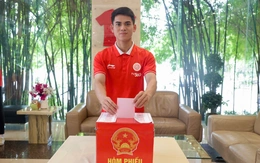 Khuất Văn Khang và cầu thủ Thể Công - Viettel háo hức đi bầu cử