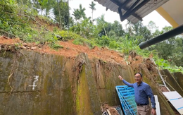 Quả đồi phía sau nứt toác, đe dọa sạt lở trụ sở xã Trà Leng