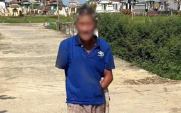 Cụ ông cụt hai tay kẹp con rắn hổ mang về nhà sau khi bị cắn