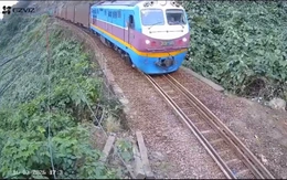 Thông tuyến đường sắt qua đèo Hải Vân sau sự cố đá lăn