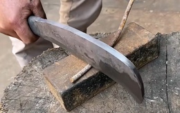 Thợ rèn quê một cục khi quảng cáo dao chặt thép