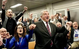 Vượt qua những lùm xùm, Laporta tái đắc cử Chủ tịch Barca