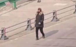 Người phụ nữ lỡ chuyến phà vì đi thủng thỉnh