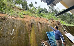 Quả đồi nứt toác, sạt lở uy hiếp trụ sở xã miền núi Trà Leng