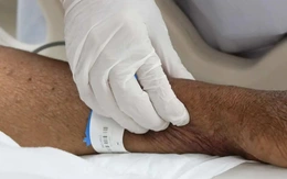 Sốt dài ngày đừng tự đi mua thuốc uống, tới bệnh viện ngay!