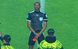 Trọng tài cầm sẵn thẻ đỏ để cầu thủ ‘giữ khoảng cách’