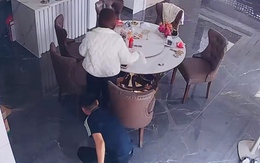 Chồng nhặt tiền rơi của vợ nhanh như chớp