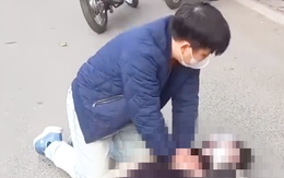 Video bác sĩ ép tim cứu nam thanh niên gặp tai nạn ngay trên đường ở Hà Nội