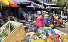 Rác ùn ứ nhiều ngày, bốc mùi giữa chợ, tiểu thương 'kêu trời'