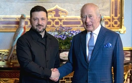 Ông Zelensky tặng Vua Charles chiếc iPad hiển thị tình hình chiến trường và không phận Ukraine