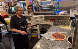 Cụ bà IQ vô cực khi dùng xẻng xúc bánh pizza