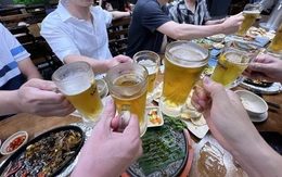 Tại sao nhiều người uống liền cả chục cốc bia, nhưng ‘chịu thua’ 2 lít nước lọc?