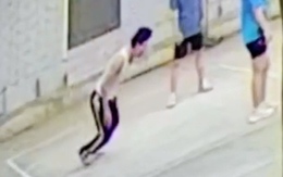 Video hai bác sĩ cứu người đàn ông đột quỵ trên sân bóng chuyền ở Nghệ An