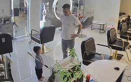 Bố bất lực khi con trai nghịch ngợm đập vỡ màn hình máy tính
