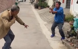 Cười sảng với màn tỉ thí võ thuật của hai 'cao thủ võ lâm'
