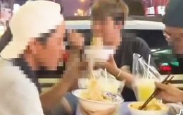 Xác minh clip 3 người bày bàn ghế ngồi ăn uống trên thùng xe bán tải đang chạy ở TP.HCM