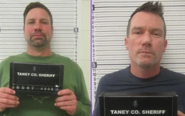 Hai ông chú 'tinh nghịch' làm vỡ ngà voi 10.000 năm tuổi