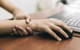 Dân văn phòng mắc bệnh cổ tay tăng: Cảnh báo dùng máy tính, điện thoại nhiều