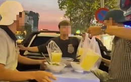 Vụ nhóm người ăn hủ tiếu sau xe bán tải: Clip quay hơn 3 năm trước, giờ tài xế vẫn bị phạt