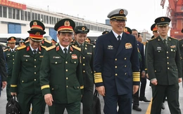 Hai Bộ trưởng Quốc phòng Việt - Trung thăm đồn biên phòng, dâng hoa tưởng niệm liệt sĩ cách mạng