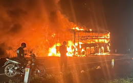 Nổ lốp, xe khách giường nằm cháy dữ dội giữa đường tránh Đông Đắk Lắk