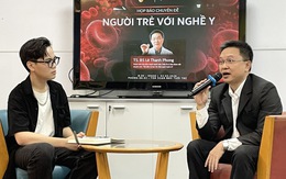 Học tại báo Tuổi Trẻ, sinh viên Văn Lang 'chạm nghề' qua buổi phỏng vấn bác sĩ Lê Thanh Phong