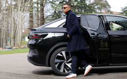 Kylian Mbappe học lái xe với fan... Atletico Madrid