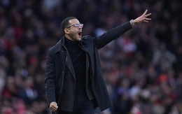 HLV Rosenior nói gì khi Chelsea phải nhận chiếc thẻ đỏ thứ 10?