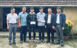 Hai cha con cứu 3 người trên sông Gianh được hỗ trợ hơn 500 triệu đồng để sửa nhà