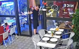 Du khách người Nga lắc chuông lia lịa để khen món ăn Việt quá ngon