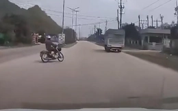 Tài xế ô tô bẻ lái xuất thần tránh được tai nạn chết chóc