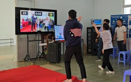 Vào xưởng điều khiển máy móc, robot, học sinh lớp 9 'làm nghề thử'