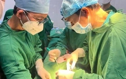 Nam thanh niên bị mảnh kim loại bắn vào tinh hoàn khi mài cơ khí