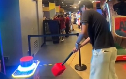Một cú gõ búa, chàng trai làm cả trung tâm thương mại 'rung chuyển'