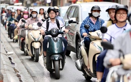 Giá xăng và những thay đổi 'chiến lược' của người trẻ